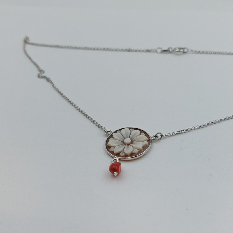 collana in argento con ciondolo e corallo