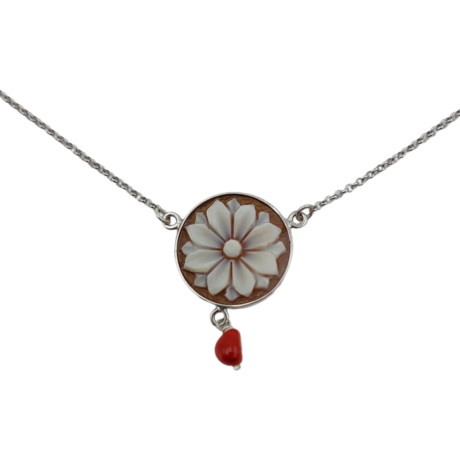 collana in argento con ciondolo e corallo